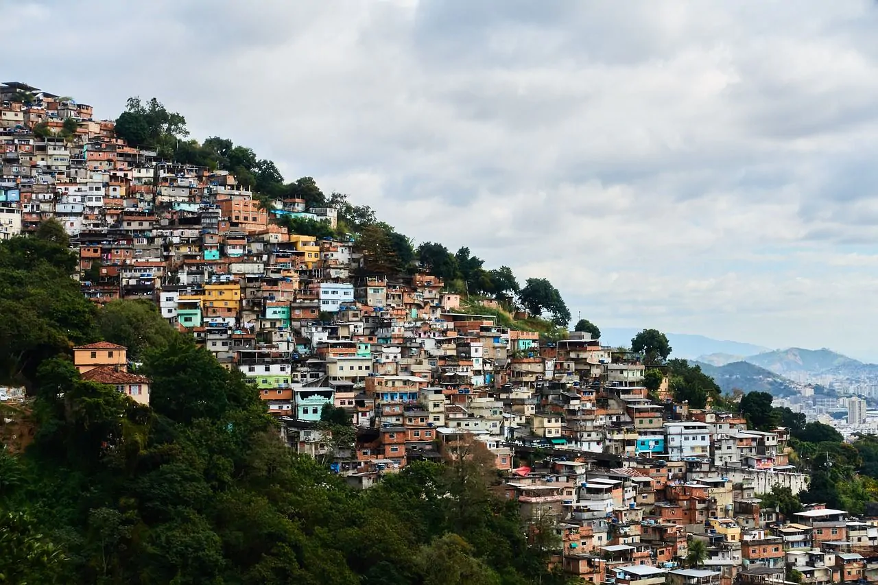Do tiroteio à invasão: como as facções no Rio ajudam a entender o crime cibernético